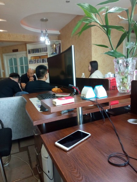 新疆塔城的何总来渝小鱼考察签订合作