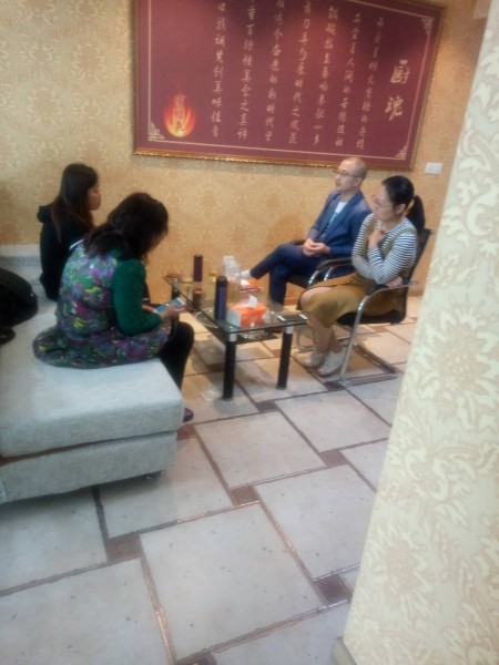 江苏华总来渝考察串串火锅并签定合作